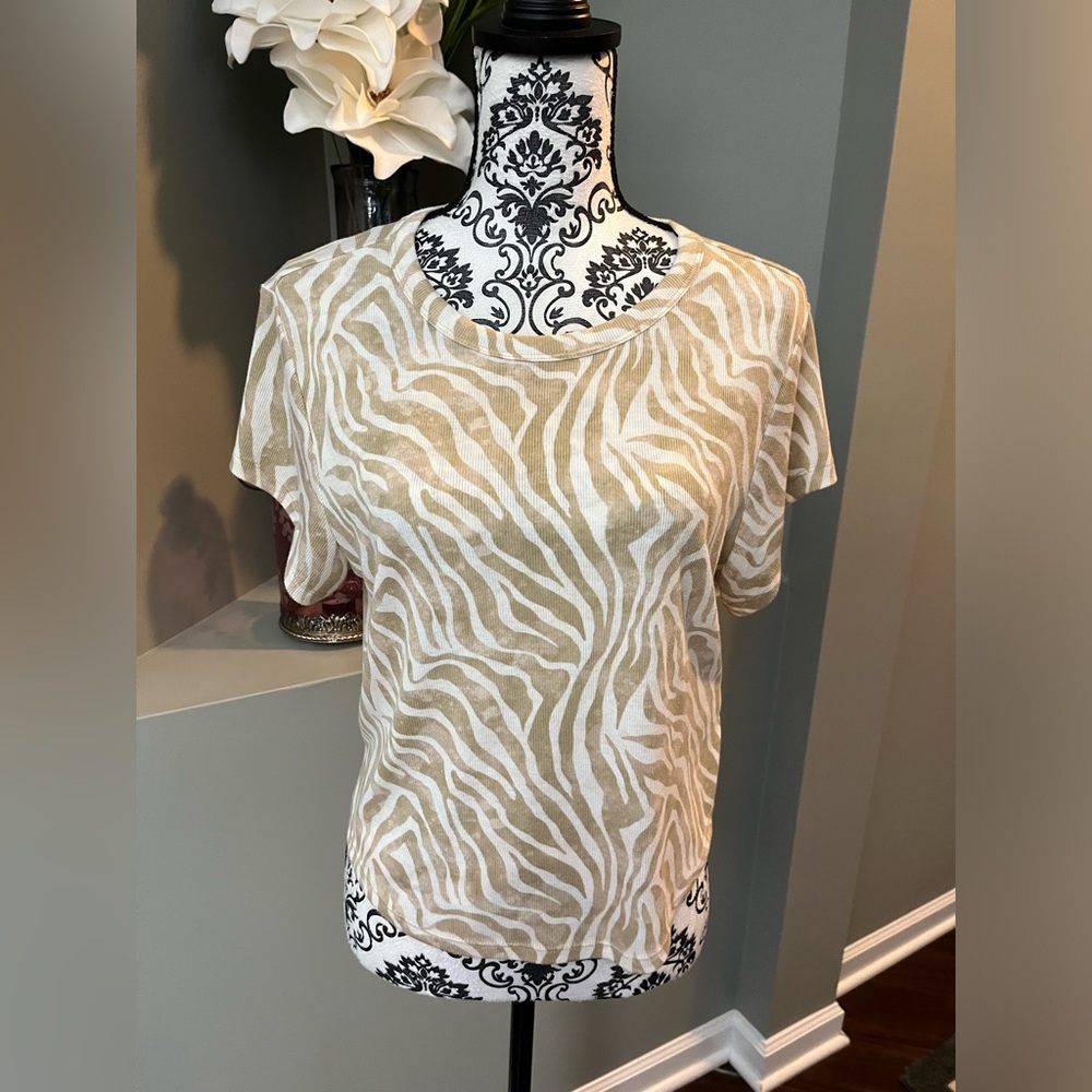 Animal print short sleeve top in size XL